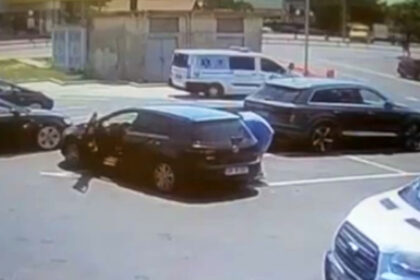 video alerta in judetul bacau dupa ce doi barbati au incercat sa bage o femeie cu forta intr un autoturism 686d339a4f002