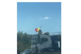 video autostrada a1 blocata de un tir aproape de intrarea in bucuresti soferul a urcat pe cabina in semn de protest 687d0a4660177