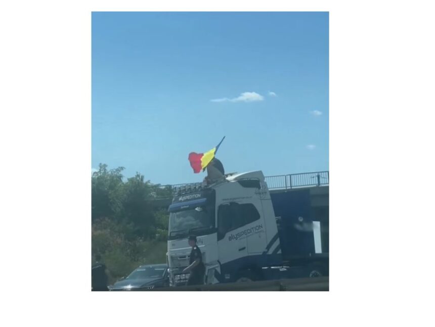 video autostrada a1 blocata de un tir aproape de intrarea in bucuresti soferul a urcat pe cabina in semn de protest 687d0a4660177