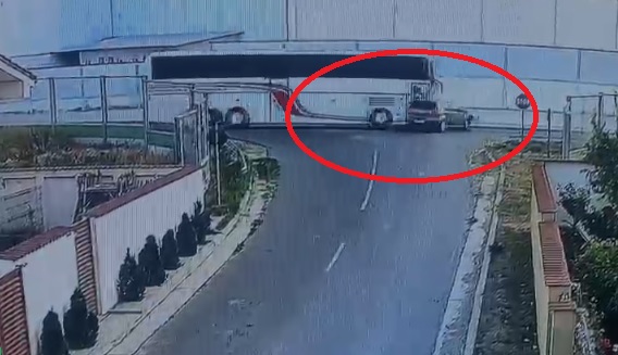 video cu momentul impactului accident rutier intre un autocar si un autoturism in lumina 686abf3c6c4c9