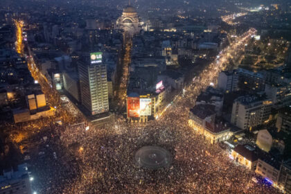 video culisele unor manifestatii cu zeci de mii de oameni blocajele rutiere inlocuiesc mitingurile in serbia protestatarii cer noi alegeri 6868a6400e449