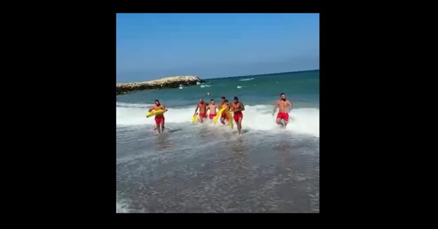 video desfasurare de forte pe plaja din eforie 6 salvamari s au luptat cu valurile nemiloase si curentii pentru a smulge un adolescent din topalu din ghearele mortii 686d3573b6148