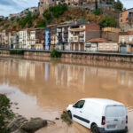video doua persoane sunt date disparute in urma ploilor torentiale din catalonia circulatia feroviara a fost perturbata 68737e53afead