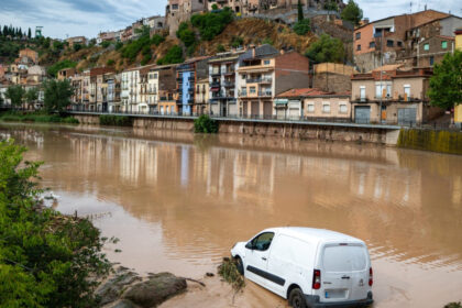 video doua persoane sunt date disparute in urma ploilor torentiale din catalonia circulatia feroviara a fost perturbata 68737e53afead