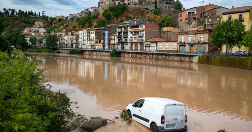 video doua persoane sunt date disparute in urma ploilor torentiale din catalonia circulatia feroviara a fost perturbata 68737e53afead