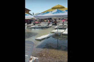 video imagini cum rar s au vazut plaja din costinesti luata de ape sezlonguri mese si umbrele leganate de valuri 686d47ca76f4f