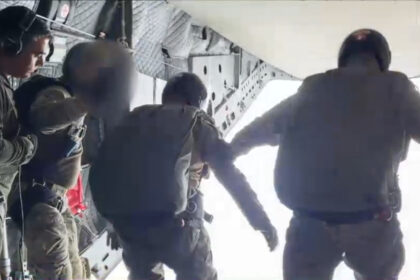 video imagini rare cu saltul militarilor fortelor speciale de la 4 000 de metri in timpul unui exercitiu al armatei romane 687fba38960c2