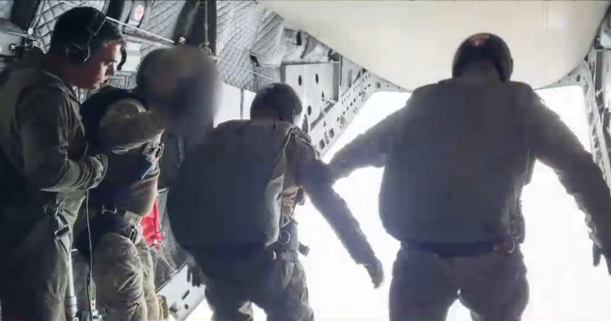 video imagini rare cu saltul militarilor fortelor speciale de la 4 000 de metri in timpul unui exercitiu al armatei romane 687fba38960c2