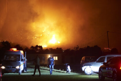 video incendii puternice de vegetatie pe insula greceasca evia peste 1 000 de hectare parjolite zeci de localnici evacuati 686944c025627