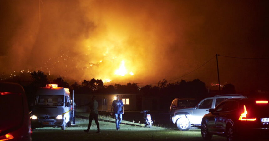 video incendii puternice de vegetatie pe insula greceasca evia peste 1 000 de hectare parjolite zeci de localnici evacuati 686944c025627