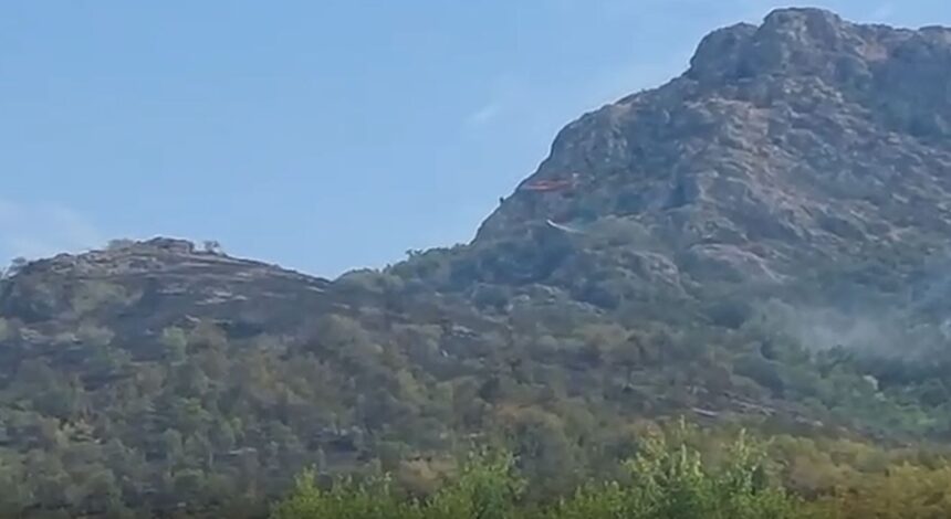 video incendiu de vegetatie langa comuna greci peste 82 tone de apa au fost aruncate de elicopterul black hawk 68765b733fc0e