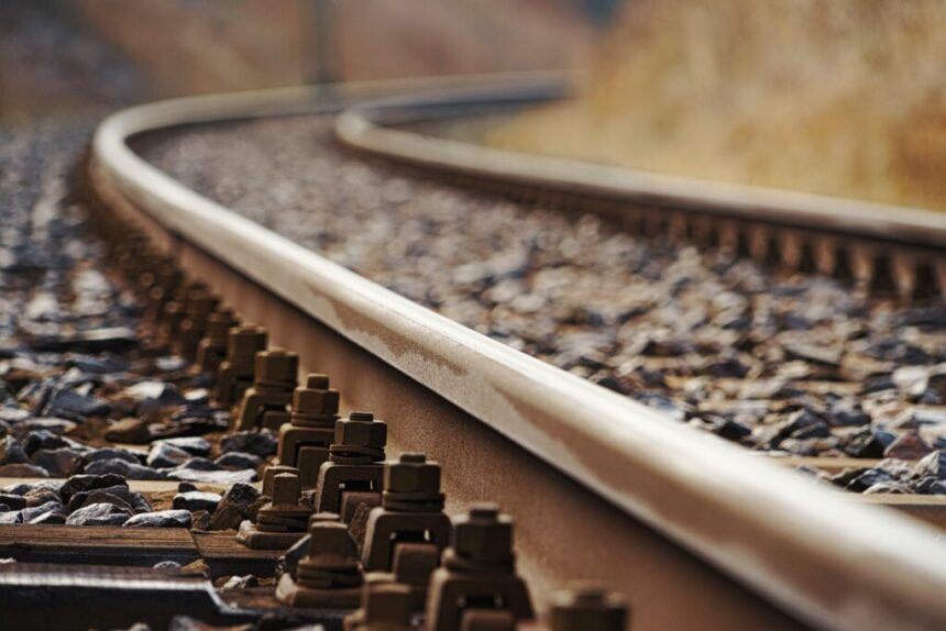 video incident socant un tanar a sarit dintr un tren aflat in miscare 68741ac5d37fa