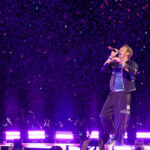 video mesajul solistului coldplay la primul concert dupa momentul viral in care ceo ul astronomer a fost filmat imbratisandu si colega 687f314134fc5