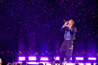 video mesajul solistului coldplay la primul concert dupa momentul viral in care ceo ul astronomer a fost filmat imbratisandu si colega 687f314134fc5