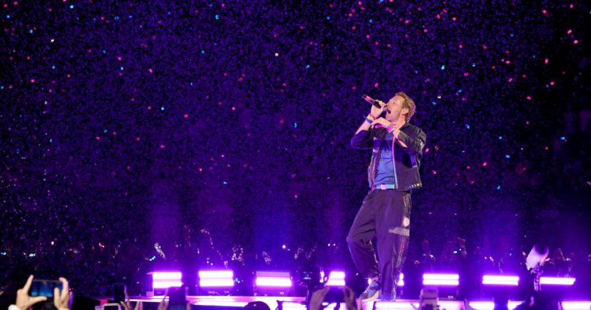 video mesajul solistului coldplay la primul concert dupa momentul viral in care ceo ul astronomer a fost filmat imbratisandu si colega 687f314134fc5