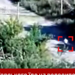 video momentul in care militarii rusi ascunsi in tufisuri impusca un civil pe bicicleta care trecea pe drum 687fd40a8a19c