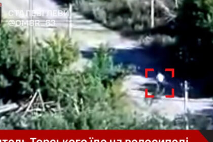 video momentul in care militarii rusi ascunsi in tufisuri impusca un civil pe bicicleta care trecea pe drum 687fd40a8a19c