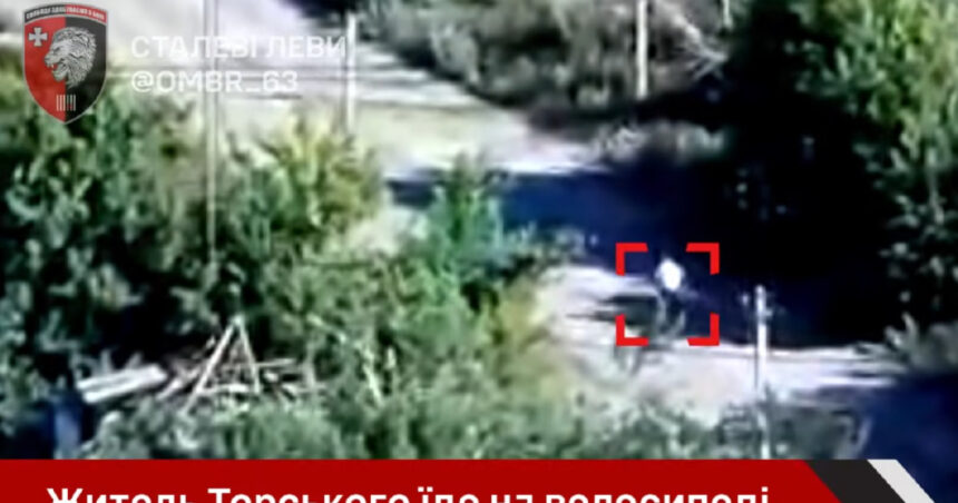 video momentul in care militarii rusi ascunsi in tufisuri impusca un civil pe bicicleta care trecea pe drum 687fd40a8a19c