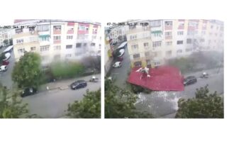 video momentul in care un acoperis este smuls de vant si aruncat peste mai multe masini 68862da3e2dfe