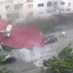 video momentul in care un om se salveaza la limita din calea unui acoperis smuls de vant in timpul unei furtuni violente din judetul dolj 6886759becfcb