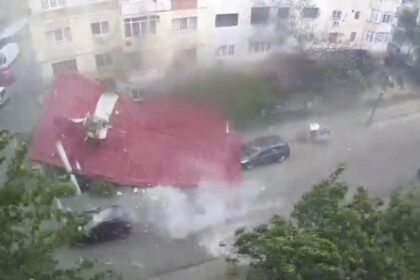 video momentul in care un om se salveaza la limita din calea unui acoperis smuls de vant in timpul unei furtuni violente din judetul dolj 6886759becfcb