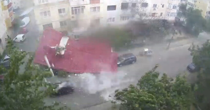 video momentul in care un om se salveaza la limita din calea unui acoperis smuls de vant in timpul unei furtuni violente din judetul dolj 6886759becfcb