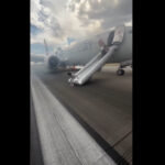 video nou incident aviatic pasagerii unui avion au fost evacuati pe tobogan dupa ce aeronava a luat foc 68860e592c1d1