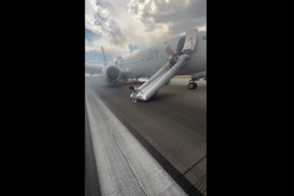 video nou incident aviatic pasagerii unui avion au fost evacuati pe tobogan dupa ce aeronava a luat foc 68860e592c1d1