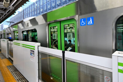 video panica la metroul din tokyo unde bateria portabila a unui telefon a explodat cinci persoane au fost ranite 687f9bad1fe31
