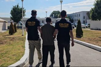 video piroman pe doua roti barbatul care a incendiat trei masini a mai fost urmarit de politie in trafic si si a abandonat motocicleta in tomis nord 687eb7ea93829