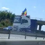 video protest pe a1 un sofer de tir a blocat autostrada si a fluturat steagul romaniei de pe cabina 687cf74ec21c6