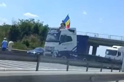 video protest pe a1 un sofer de tir a blocat autostrada si a fluturat steagul romaniei de pe cabina 687cf74ec21c6