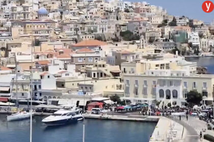 video turistii israelieni aflati pe o nava de croaziera intampinati pe insula greceasca syros cu proteste fata de razboiul din gaza 6880790b7101a