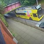 video un autobuz supraetajat a lovit un pod din manchester peste 20 de pasageri raniti soferul arestat 687faa7059dc7