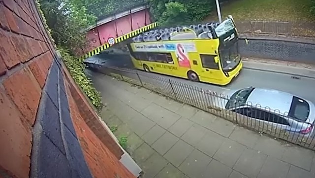 video un autobuz supraetajat a lovit un pod din manchester peste 20 de pasageri raniti soferul arestat 687faa7059dc7