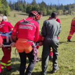 video un barbat a cazut peste 20 de metri intr o prapastie in judetul hunedoara victima transportata cu elicopterul la spital 688b36c19d7dd