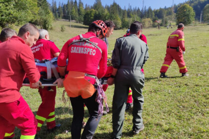 video un barbat a cazut peste 20 de metri intr o prapastie in judetul hunedoara victima transportata cu elicopterul la spital 688b36c19d7dd