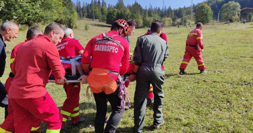 video un barbat a cazut peste 20 de metri intr o prapastie in judetul hunedoara victima transportata cu elicopterul la spital 688b36c19d7dd