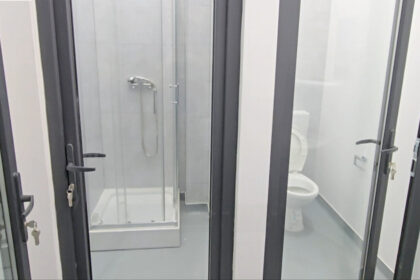 video usi transparente din sticla la toaletele unei piete din pascani lucrarile au fost receptionate fara obiectii 688245c6002c0