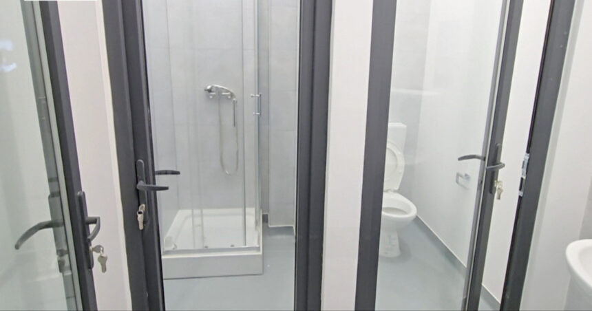 video usi transparente din sticla la toaletele unei piete din pascani lucrarile au fost receptionate fara obiectii 688245c6002c0