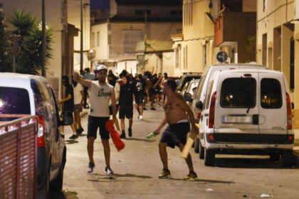 video violente anti imigranti intr un oras din spania zeci de tineri ultrasi au iesit in strada localitatea e in stare de alerta 6873d88a14455