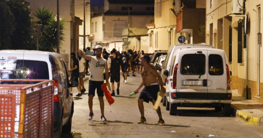 video violente anti imigranti intr un oras din spania zeci de tineri ultrasi au iesit in strada localitatea e in stare de alerta 6873d88a14455