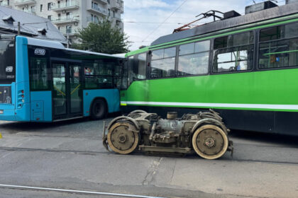 videofoto accident intre un tramvai si un autobuz al stb in sectorul 5 din capitala momentul in care cele doua vehicule se ciocnesc 11 raniti 688b33b63a656