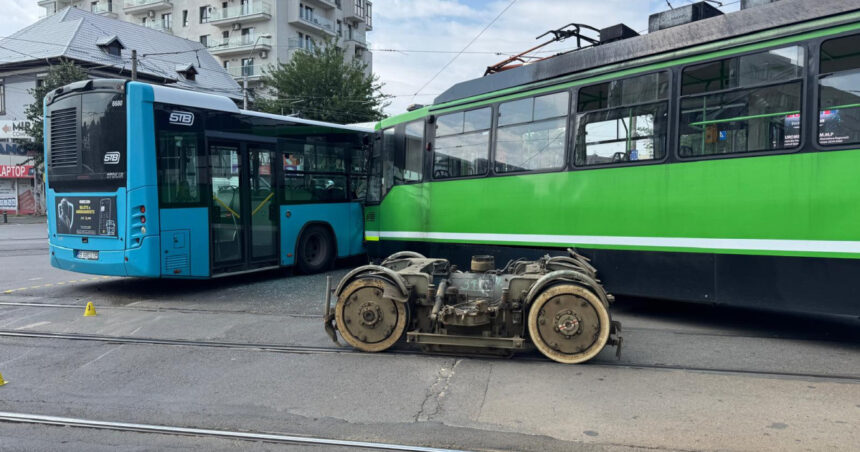 videofoto accident intre un tramvai si un autobuz al stb in sectorul 5 din capitala momentul in care cele doua vehicule se ciocnesc 11 raniti 688b33b63a656