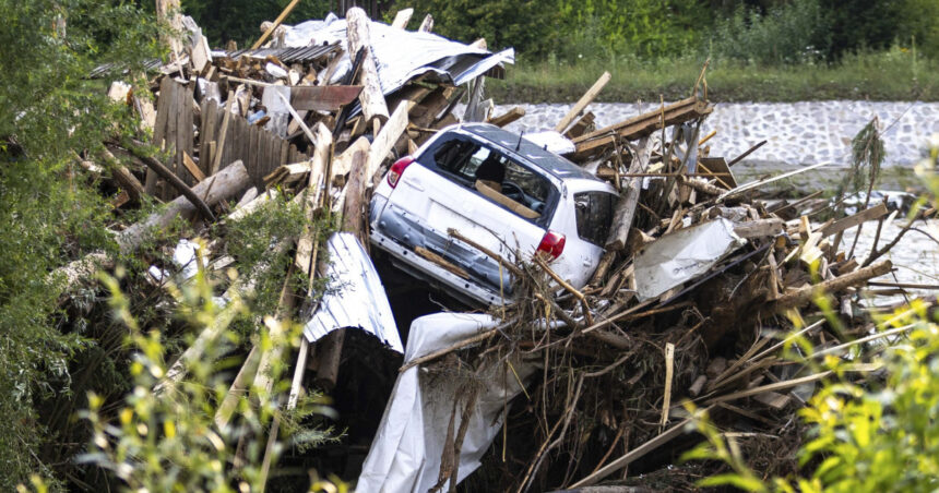videofoto inundatii devastatoare in romania zone din 16 judete si din bucuresti afectate case inundate copaci doborati si drumuri blocate 6889cedcaf163