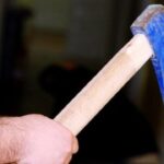 10 ani de inchisoare atat a primit un individ care s a napustit cu toporul si a lovit de mai multe ori un barbat chiar dupa ce victima a cazut la pamant 68a249ffd64c1