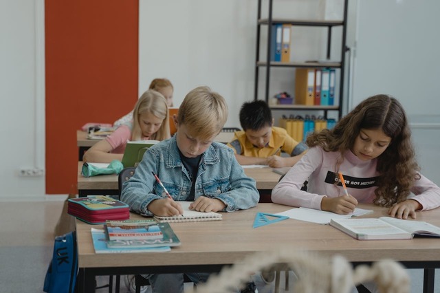 507 scoli raman fara personalitate juridica si vor fi arondate altor unitati nu se inchid fizic dar postul de director se desfiinteaza 689e0eda577a9