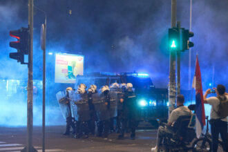 a cincea noapte de proteste in serbia birourile partidului progresist sarb aflat la putere au fost incendiate 68a16e13bdfaf