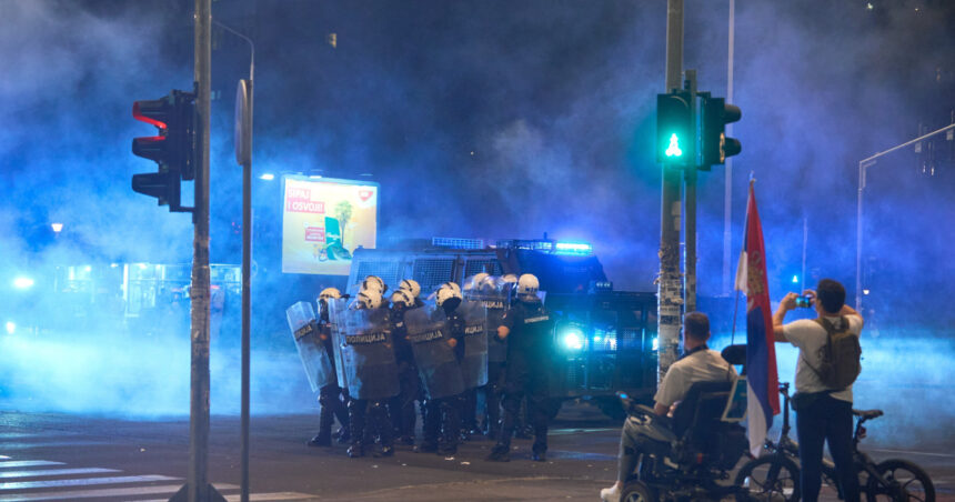 a cincea noapte de proteste in serbia birourile partidului progresist sarb aflat la putere au fost incendiate 68a16e13bdfaf
