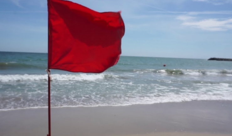 a sfidat salvamarii si a fost incatusat turist amendat pe plaja din venus 68a85d896fe3d